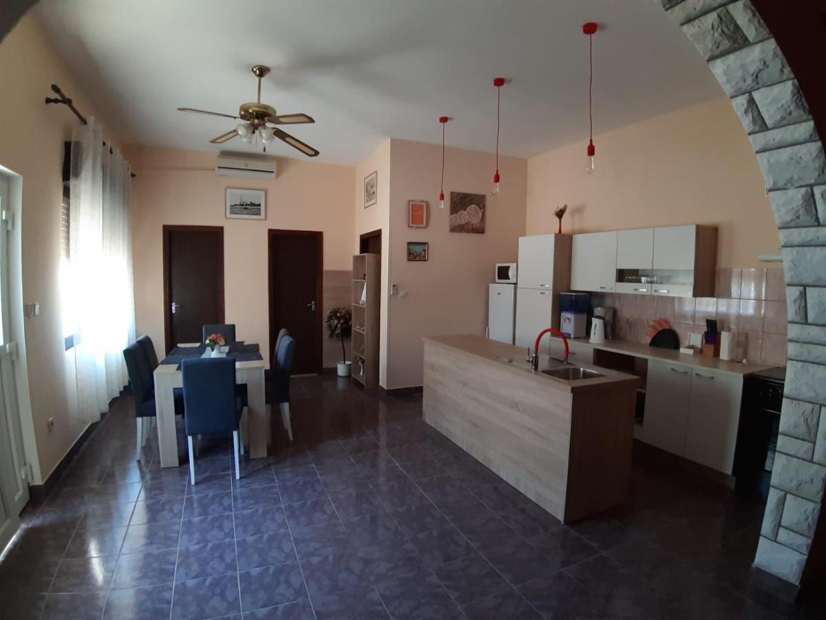 Apartment T&L Vir Luaran gambar